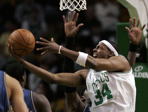 Boston Celtics forward Paul Pierce drives to the basket against the Washington Wizards in third quarter action during their NBA Basketball game in Boston, Massachusetts March 7, 2010. [Xinhua/Reuters Photo]