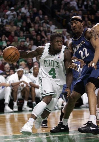 Boston Celtics guard Nate Robinson drives around Washington Wizards forward James Singleton in second quarter action during their NBA Basketball game in Boston, Massachusetts March 7, 2010. [Xinhua/Reuters Photo]