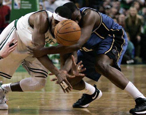 Boston Celtics guard Rajon Rondo (L) collides with Washington Wizards forward Al Thornton going after a loose ball late in fourth quarter action during their NBA Basketball game in Boston, Massachusetts March 7, 2010. [Xinhua/Reuters Photo]