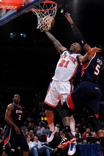 Wilson Chandler (R2) of New York Knicks goes to the basket during the NBA game between New York Knicks and Atlanta Hawks in New York, the United States, March 8, 2010. Knicks won 99-98. [Xinhua/Shen Hong]