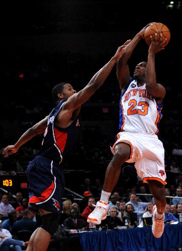Toney Douglas (R) of New York Knicks goes to the basket during the NBA game between New York Knicks and Atlanta Hawks in New York, the United States, March 8, 2010. Knicks won 99-98. (Xinhua/Shen Hong)