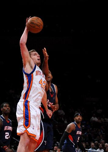 David Lee (Front) of New York Knicks vies for the ball during the NBA game between New York Knicks and Atlanta Hawks in New York, the United States, March 8, 2010. Knicks won 99-98. (Xinhua/Shen Hong) 