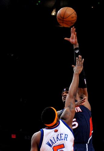 Josh Smith (Above) of Atlanta Hawks shoots during the NBA game between New York Knicks and Atlanta Hawks in New York, the United States, March 8, 2010. Knicks won 99-98. (Xinhua/Shen Hong) 