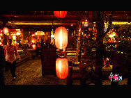Lijiang is the only fairyland on earth which has a history of 800 years. It's one of the world's culture heritages. Tourists from all over the world walk on the streets everyday. All kinds of commodities that full of ethnic customs can be found on the street. You will never be tired of this living tempo. [Photo by Wang Xinling]