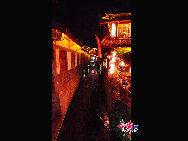 Lijiang is the only fairyland on earth which has a history of 800 years. It's one of the world's culture heritages. Tourists from all over the world walk on the streets everyday. All kinds of commodities that full of ethnic customs can be found on the street. You will never be tired of this living tempo. [Photo by Wang Xinling]