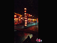 Lijiang is the only fairyland on earth which has a history of 800 years. It's one of the world's culture heritages. Tourists from all over the world walk on the streets everyday. All kinds of commodities that full of ethnic customs can be found on the street. You will never be tired of this living tempo. [Photo by Wang Xinling]