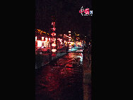Lijiang is the only fairyland on earth which has a history of 800 years. It's one of the world's culture heritages. Tourists from all over the world walk on the streets everyday. All kinds of commodities that full of ethnic customs can be found on the street. You will never be tired of this living tempo. [Photo by Wang Xinling]