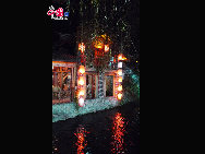 Lijiang is the only fairyland on earth which has a history of 800 years. It's one of the world's culture heritages. Tourists from all over the world walk on the streets everyday. All kinds of commodities that full of ethnic customs can be found on the street. You will never be tired of this living tempo. [Photo by Wang Xinling]