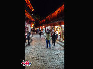 Lijiang is the only fairyland on earth which has a history of 800 years. It's one of the world's culture heritages. Tourists from all over the world walk on the streets everyday. All kinds of commodities that full of ethnic customs can be found on the street. You will never be tired of this living tempo. [Photo by Wang Xinling]