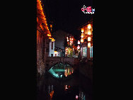 Lijiang is the only fairyland on earth which has a history of 800 years. It's one of the world's culture heritages. Tourists from all over the world walk on the streets everyday. All kinds of commodities that full of ethnic customs can be found on the street. You will never be tired of this living tempo. [Photo by Wang Xinling]