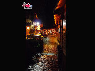 Lijiang is the only fairyland on earth which has a history of 800 years. It's one of the world's culture heritages. Tourists from all over the world walk on the streets everyday. All kinds of commodities that full of ethnic customs can be found on the street. You will never be tired of this living tempo. [Photo by Wang Xinling]