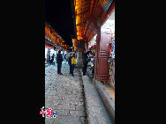 Lijiang is the only fairyland on earth which has a history of 800 years. It's one of the world's culture heritages. Tourists from all over the world walk on the streets everyday. All kinds of commodities that full of ethnic customs can be found on the street. You will never be tired of this living tempo. [Photo by Wang Xinling]