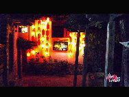 Lijiang is the only fairyland on earth which has a history of 800 years. It's one of the world's culture heritages. Tourists from all over the world walk on the streets everyday. All kinds of commodities that full of ethnic customs can be found on the street. You will never be tired of this living tempo. [Photo by Wang Xinling]