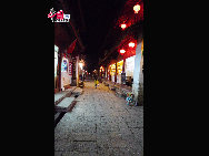 Lijiang is the only fairyland on earth which has a history of 800 years. It's one of the world's culture heritages. Tourists from all over the world walk on the streets everyday. All kinds of commodities that full of ethnic customs can be found on the street. You will never be tired of this living tempo. [Photo by Wang Xinling]