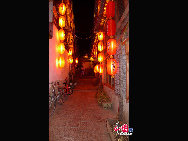 Lijiang is the only fairyland on earth which has a history of 800 years. It's one of the world's culture heritages. Tourists from all over the world walk on the streets everyday. All kinds of commodities that full of ethnic customs can be found on the street. You will never be tired of this living tempo. [Photo by Wang Xinling]