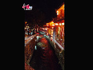 Lijiang is the only fairyland on earth which has a history of 800 years. It's one of the world's culture heritages. Tourists from all over the world walk on the streets everyday. All kinds of commodities that full of ethnic customs can be found on the street. You will never be tired of this living tempo. [Photo by Wang Xinling]