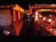 Lijiang is the only fairyland on earth which has a history of 800 years. It's one of the world's culture heritages. Tourists from all over the world walk on the streets everyday. All kinds of commodities that full of ethnic customs can be found on the street. You will never be tired of this living tempo. [Photo by Wang Xinling]