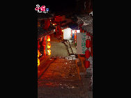 Lijiang is the only fairyland on earth which has a history of 800 years. It's one of the world's culture heritages. Tourists from all over the world walk on the streets everyday. All kinds of commodities that full of ethnic customs can be found on the street. You will never be tired of this living tempo. [Photo by Wang Xinling]