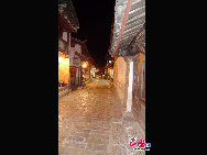 Lijiang is the only fairyland on earth which has a history of 800 years. It's one of the world's culture heritages. Tourists from all over the world walk on the streets everyday. All kinds of commodities that full of ethnic customs can be found on the street. You will never be tired of this living tempo. [Photo by Wang Xinling]