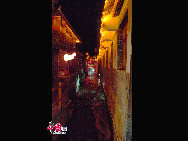 Lijiang is the only fairyland on earth which has a history of 800 years. It's one of the world's culture heritages. Tourists from all over the world walk on the streets everyday. All kinds of commodities that full of ethnic customs can be found on the street. You will never be tired of this living tempo. [Photo by Wang Xinling]