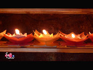 Lijiang is the only fairyland on earth which has a history of 800 years. It's one of the world's culture heritages. Tourists from all over the world walk on the streets everyday. All kinds of commodities that full of ethnic customs can be found on the street. You will never be tired of this living tempo. [Photo by Wang Xinling]