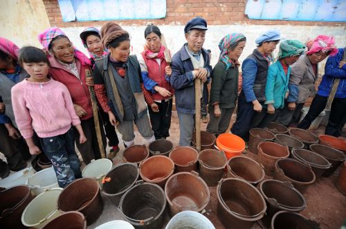  Villagers wait for water delivery in Huize County of Qujing City, southwest China's Yunnan Province, on March 6, 2010. Drought had affected 61.31 million Mu (4.09 million hectares) of farmland in southwestern China as of March 5, according to the latest figure from the Ministry of Agriculture (MOA).[Xinhua]