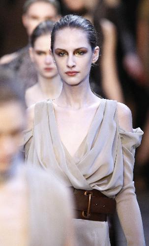 A model presents a creation by French-Swedish designer Marcel Marongiu for Guy Laroche during the autumn-winter 2010/2011 ready-to-wear collection show in Paris, capital of France, March 8, 2010. 