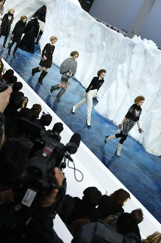 Models present creations by German designer Karl Lagerfeld for Chanel during the autumn-winter 2010/2011 ready-to-wear collection show in Paris on March 9, 2010. [Xinhua]