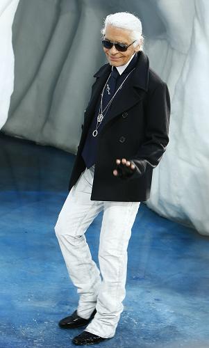  German designer Karl Lagerfeld for Chanel greets the audiance after his fashion show during the autumn-winter 2010/2011 ready-to-wear collection show in Paris on March 9, 2010. [Xinhua]