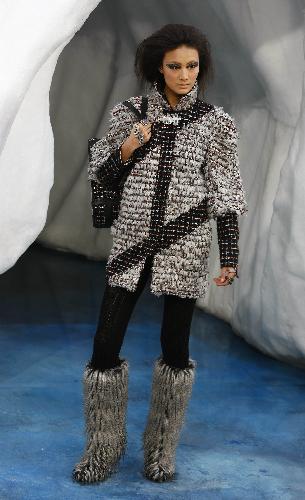 A model presents creations by German designer Karl Lagerfeld for Chanel during the autumn-winter 2010/2011 ready-to-wear collection show in Paris on March 9, 2010. [Xinhua] 