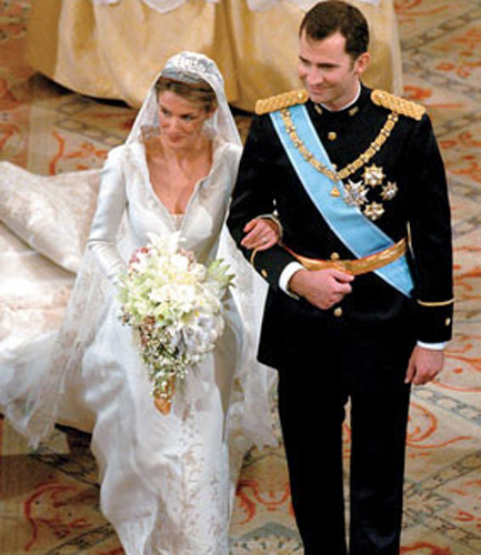 Letizia Ortiz Rocasolano and Felipe; Bride: Letizia Ortiz Rocasolano; Bridegroom: Felipe, Prince of Asturias; Wedding time: May 22, 2004; Wedding location: Catedral de la Almudena in Madrid. [peopledaily.com] 