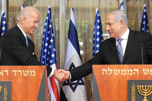 Israeli Prime Minister Benjamin Netanyahu (R) shakes hands with visiting U.S. Vice President Joe Biden during a joint statement at Netanyahu&apos;s residence in Jerusalem, March 9, 2010. [Xinhua]