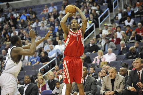 Trevor Ariza (C) of Houston Rockets shoots during the NBA game between Houston Rockets and Washington Wizards in Washington, the United States, on March 9, 2010. Rockets won 96-88.(Xinhua/Zhang Jun)