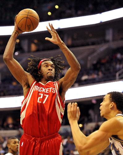 Jordan Hill (L) of Houston Rockets shoots during the NBA game between Houston Rockets and Washington Wizards in Washington, the United States, on March 9, 2010. (Xinhua/Zhang Jun) 
