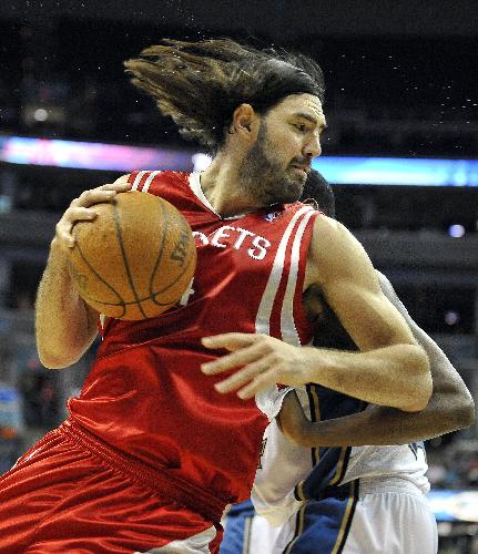 Luis Scola (Front) of Houston Rockets breaks through during the NBA game between Houston Rockets and Washington Wizards in Washington, the United States, on March 9, 2010. (Xinhua/Zhang Jun)