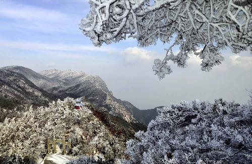 Photo taken on March 9, 2010 shows the snow view of the Hanpokou scenic spot on the Lushan Mountain, a famous tourist destination in east China's Jiangxi Province. Heavy snowfall hit the Lushan Mountain area on Monday and Tuesday. [Xinhua]