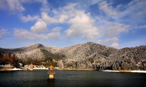 Photo taken on March 9, 2010 shows the snow view of the Lulin Lake on the Lushan Mountain, a famous tourist destination in east China's Jiangxi Province. Heavy snowfall hit the Lushan Mountain area on Monday and Tuesday. [Xinhua] 