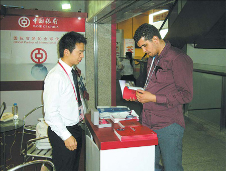 Bank staff member outlines BOC's international financial services to a potential foreign client.