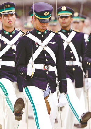 Venezuela held the military parade for the 197th Anniversary of Independence on July 5, 2008. President Hugo Rafael Chávez and Bolivian President Evo Morales took part in the celebration. It was astonishing that a cadet who attended the parade suddenly split his pants. That was so embarrassing! [huanqiu.com] 