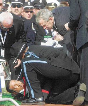 A U.S. guard of honor fell in a faint for fatigue when ex-President George W. Bush gave a long speech for distressed firefighters in 9/11 terror attack in October, 2007. Bush wanted to express condolence to this poor man, but he was drew away by the bodyguards with rapidity. [huanqiu.com]