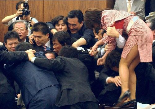 Japanese lawmakers always debate during the Congressional moment. Sometimes they not only use words, but also punch others. [huanqiu.com]