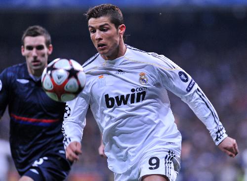 Real Madrid's Sergio Ramos (R) duels for the ball during during the second leg of the first knockout round Champions League soccer match at the Santiago Bernabeu stadium in Madrid, Wednesday March 10, 2010. (Xinhua/Chen Haitong)
