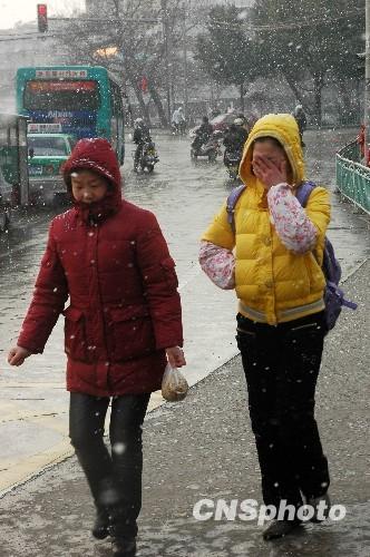 A sudden snow hits Hefei, the capital of Anhui Province, while the day is still sunny, on March 9.