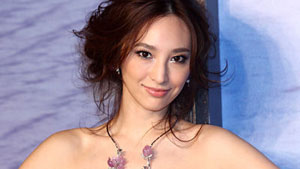 Pace Wu displays new jewelry products