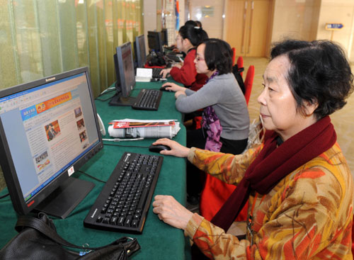 Qu Yueying, chief editor of Hong Kong View magazine (front), works at the press center of the Third Sessions of the 11th National People's Congress and the 11th National Committee of the Chinese People's Political Consultative Conference in Beijing, capital of China, March 11, 2010.