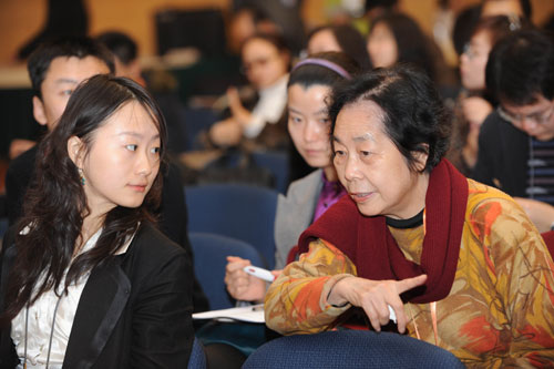 Qu Yueying (R), chief editor of Hong Kong View magazine, communicates with a journalist during a press conference held at the press center of the Third Sessions of the 11th National People’s Congress and the 11th National Committee of the Chinese People's Political Consultative Conference in Beijing, capital of China, March 11, 2010. (Xinhua/Li Ziheng) 