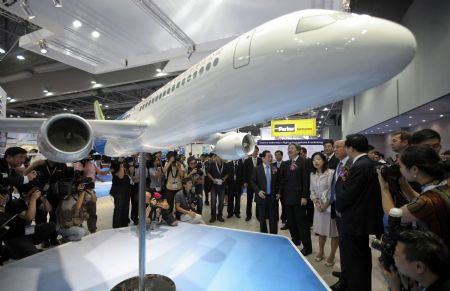 A mockup of China's homemade jumbo jet, C919, the major project of the Commercial Aircraft Corporation of China (COMAC), is displayed at the Asia Aerospace Expo on September 8, 2009, in Hong Kong.[Photo:Xinhua]