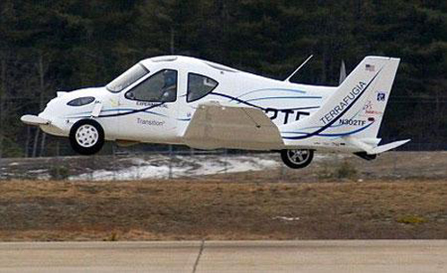 In the United States, a Boston-based technology company, Terrafugia, has created a car that can fly. The company&apos;s CEO says that the company is ready to begin manufacturing the flying car, but the US recession has grounded progress. The idea is as old as the Jetsons cartoon but the flying car is now a reality. [Xinhua] 