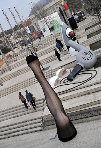  Spectators walk by giant sculptures of the exhibits at an open air exhibition entitled &apos;&apos;The Magnificent Innovations for Women&apos;&apos; in Budapest. [Xinhua/AFP]