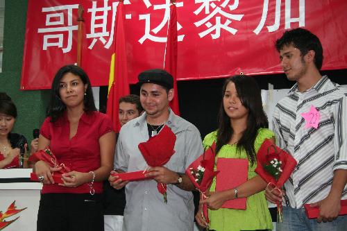 Winners of the preliminary round pose for photos during the 'Chinese Bridge' competition in Costa Rican capital of San Jose, March 10, 2010. The preliminary round of the 'Chinese Bridge' competition was held here on Wednesday. [Zhang Yuanpei/Xinhua]